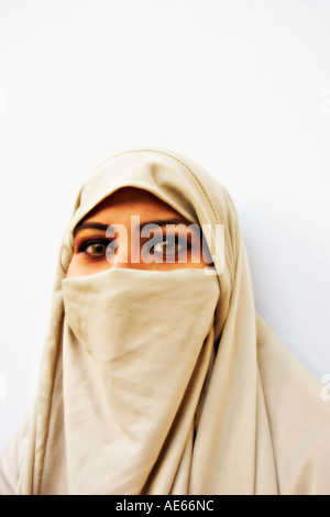 Belle femme porte le hijab Banque D'Images