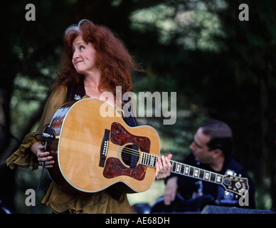 BONNIE RAIT joue de la guitare au concert bénéfice annuel ESALEN À BIG SUR EN CALIFORNIE Banque D'Images