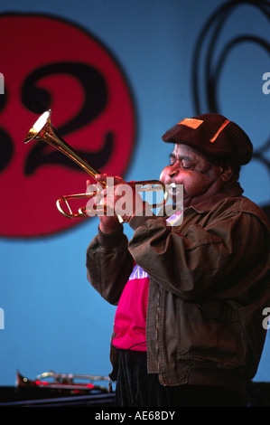 DIZZY GILLESPIE joue de la trompette avec la California HIGH SCHOOL ALL STARS au festival de jazz de Monterey en Californie Banque D'Images