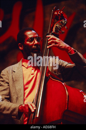 RON CARTER joue la basse lors d'un hommage de Miles Davis au festival de jazz de Monterey en Californie Banque D'Images