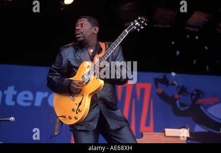 LUCKY PETERSON électrise la foule avec sa guitare et chant au festival de jazz de Monterey en Californie Banque D'Images