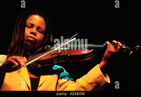 RAGINA CARTER joue le violon avec Kenny Barron au piano à la 2001 Festival de jazz de Monterey en Californie Banque D'Images