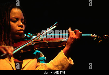 REGINA CARTER joue le violon avec Kenny Barron au piano à la 2001 Festival de jazz de Monterey en Californie Banque D'Images