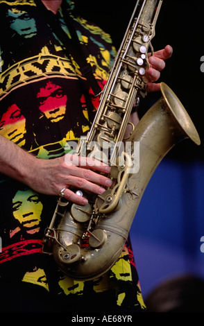 JOE IN SUBLETT joue le SAXAPHONE pour TAJ MAHAL au festival de jazz de Monterey en Californie Banque D'Images