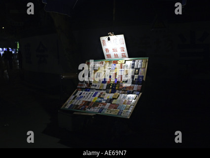 Chine HANGZHOU nuit photographie de paquets de cigarettes exposés à la vente Banque D'Images