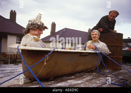 Noircissement de la mariée et du marié, un rituel pré-mariage Mallaig Écosse UK 1980 1987 HOMER SYKES Banque D'Images