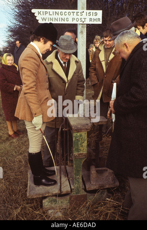 Kiplingcotes Derby Kipling Cotes Horse race South Dalton Yorkshire Angleterre La pesée a lieu à la fin après mars 1970 HOMER SYKES, ROYAUME-UNI Banque D'Images