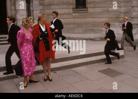 Mode des femmes des années 1980, parent à la mode habillé en rouge attendent leurs fils parents jour Eton School 1985 UK. Élève JO Johnson frère de Boris Banque D'Images