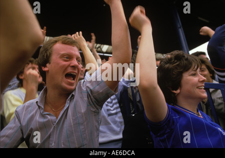 Stade du Chelsea Football Club des années 1980, les fans masculins et féminins encouragent leur équipe. Stamford Bridge, Londres Angleterre des années 80 HOMER SYKES Banque D'Images