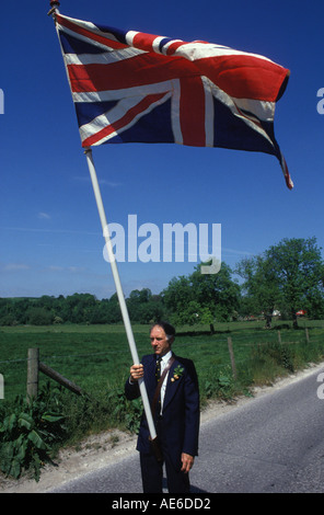 Union jack drapeau britannique Royaume-Uni est porté à la tête de la procession droite Grovely Forest. Fête de la pomme de chêne 29 mai Great Wishford Wiltshire1974 HOMER SYKES Banque D'Images