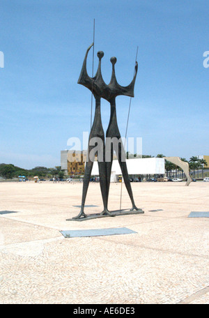 Os Guerreiros (Les guerriers) à Brasilia trois puissances Square Banque D'Images