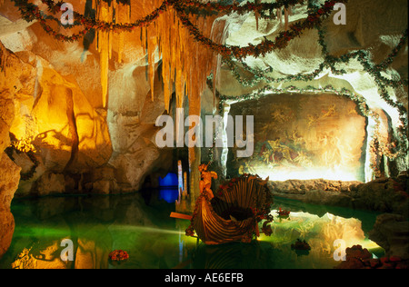 Statue et fresque dans grotte artificielle dans palace, Vénus Grotte, château de Linderhof, Oberammergau, Bavière, Allemagne Banque D'Images