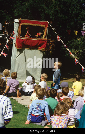 S enfants traditionnel à un amusement summer fete ou partie dans les jardins derrière l'église St Mary à Hadleigh Suffolk Banque D'Images