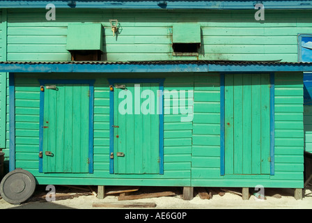 Cabane colorée dans les Caraïbes Belize Caye Caulker Banque D'Images