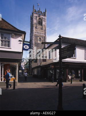 Zone Piétonne Buttermarket surplombé par l'église du 15ème siècle de St Lawrence Suffolk Banque D'Images