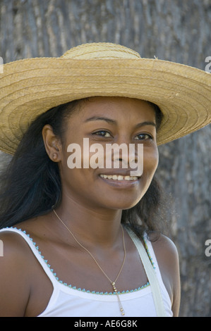 Jeune Femme au chapeau de paille, Mahajanga, ouest de Madagascar Banque D'Images