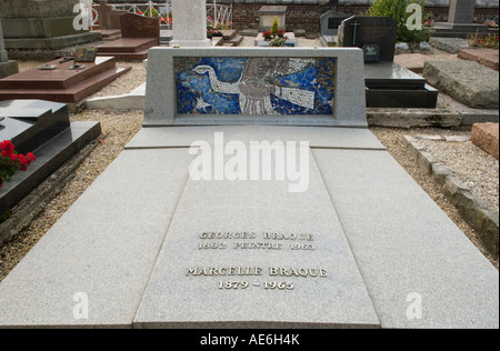 George Braque sa tombe à l'église Saint-Valery à Varengeville sur mer Normandie France HOMER SYKES Banque D'Images