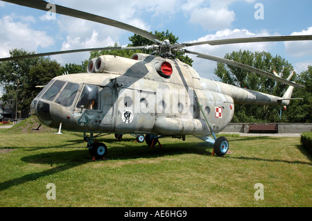 Hélicoptère utilitaire MI-8T dans les Forces armées polonaises Museum Banque D'Images