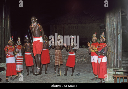 Danse tribale au Shaba Samburu National Reserve, Kenya. Banque D'Images