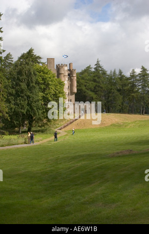 La vue stratégique Braemar Castle, Aberdeenshire, Scotland, UK. Sites écossais dans le Parc National de Cairngorms. Banque D'Images