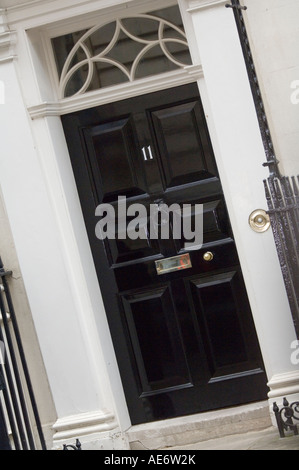 La porte du numéro 11, Downing Street, la résidence du ministre des Finances britannique Londres, 22 mars 2006 Banque D'Images