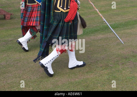 Hommes écossais portant un tartan; rouge coloré en uniforme collier de tuyaux leader de scotsman ballater les cornemuse dans des kilts et portant des chaussures traditionnelles de plâtres Banque D'Images