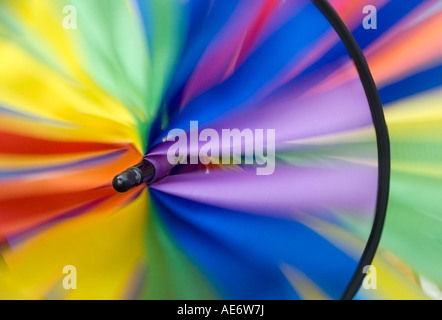 Un moulin à vent décoratif. Une spirale girouette girouette ou faite de bandes de tissu coloré et des pignons Banque D'Images