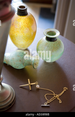 Les bateaux de verre ancien et or crucifix sur une table Banque D'Images