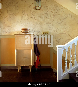 Palier avec escalier et du cabinet swirly wallpaper dans une ONG géorgienne Banque D'Images