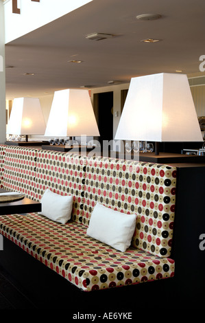 Banc dans restaurant de designer hotel en Espagne Banque D'Images