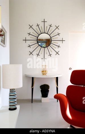 Pierre Paulin en fauteuil rouge blanc avec miroir chambre moderne Banque D'Images