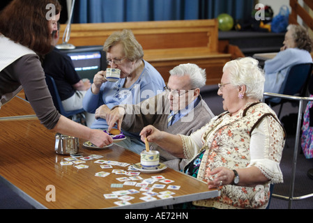 Thé et biscuits sont servis à un âge centre des préoccupations dans les West Midlands, Royaume-Uni Banque D'Images