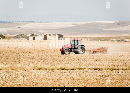Le tracteur laboure un champ Banque D'Images