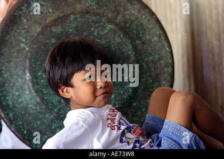 Malaysian garçon assis en face d'un tambour traditionnel Gong ou laiton Kuching, Sarawak, Bornéo, Malaisie Banque D'Images