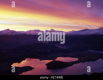 Lake Wanaka et Mt aspirant N P Mt Tititea en herbe dans le centre de Mt Roy ile sud Nouvelle Zelande Banque D'Images