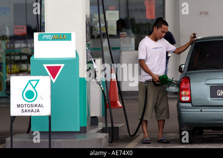 Station de remplissage de carburant à la clientèle à Kuching, Sarawak, Bornéo, Malaisie Banque D'Images