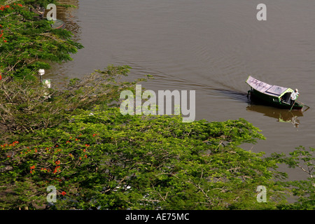 Malaysian Tambang Bateau Sampan sur la rivière Sungai Sarawak, Kuching, Sarawak, Bornéo, Malaisie Banque D'Images