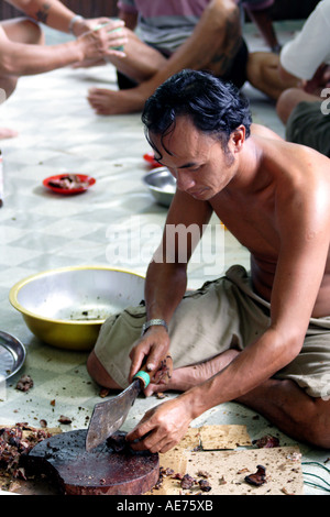 Célébration de Gawai Dayak et rituel à Rumah Engking, un Iban Longhouse traditionnelle, Kuching, Sarawak, Bornéo, Malaisie Banque D'Images