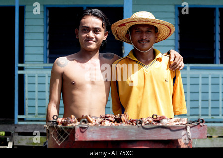 Célébration de Gawai Dayak et rituel à Rumah Engking, un Iban Longhouse traditionnelle, Kuching, Sarawak, Bornéo, Malaisie Banque D'Images