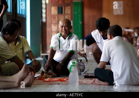 Chef de tribu, de Gawai Dayak Rituel de célébration à Rumah Engking, un Iban Longhouse traditionnelle, Kuching, Sarawak, Bornéo, Malaisie Banque D'Images