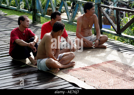 Célébration de Gawai Dayak et rituel à Rumah Engking, un Iban Longhouse traditionnelle, Kuching, Sarawak, Bornéo, Malaisie Banque D'Images