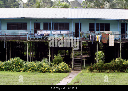 Séchage de blanchisserie sur la rambarde du porche à Rumah Enking, une longue maison traditionnelle Iban, Kapit, Sarawak, Bornéo, Malaisie Banque D'Images