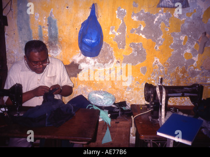 Zanzibar Tanzanie un tailleur au travail dans son petit magasin à Stone Town Banque D'Images