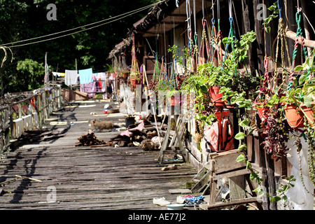 Véranda de Rumah Uluyong, une longue maison traditionnelle Iban, Kapit, Sarawak, Bornéo, Malaisie Banque D'Images