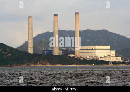 Hong Kong Le charbon Powered Electric plante avec trois immenses cheminées, Lamma, Hong Kong, SAR, Chine Banque D'Images