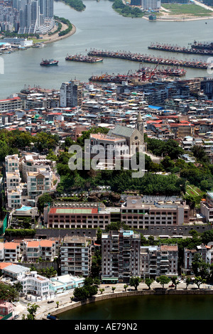 Vue aérienne de la chapelle de Notre Dame de Penha et la ville environnante, Macao, Chine Banque D'Images