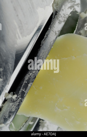 Râpe à fromage en acier inoxydable dans la cuisine Banque D'Images