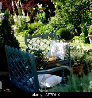 Deux chaises sur la terrasse d'un jardin anglais Banque D'Images