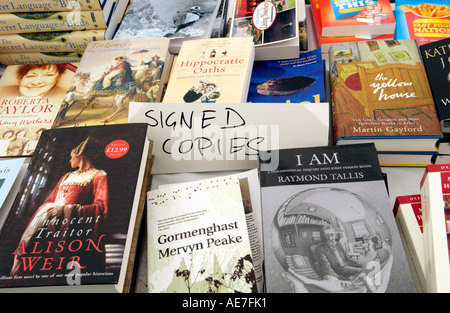 Auteur a signé des exemplaires de livres à vendre au Guardian Hay Festival Hay-on-Wye Powys Pays de Galles UK Banque D'Images