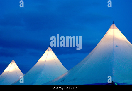 Chapiteaux illuminés de nuit au Guardian Hay Festival Hay-on-Wye Powys Pays de Galles UK Banque D'Images